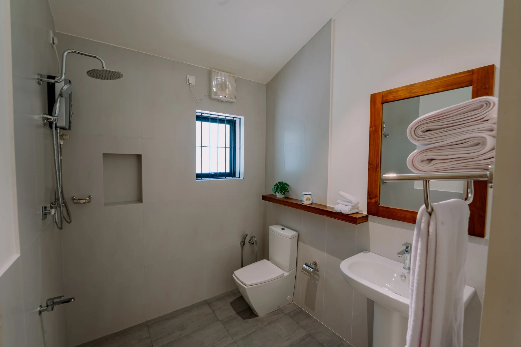 Modern ensuite bathroom at Cinnamon House Wadduwa