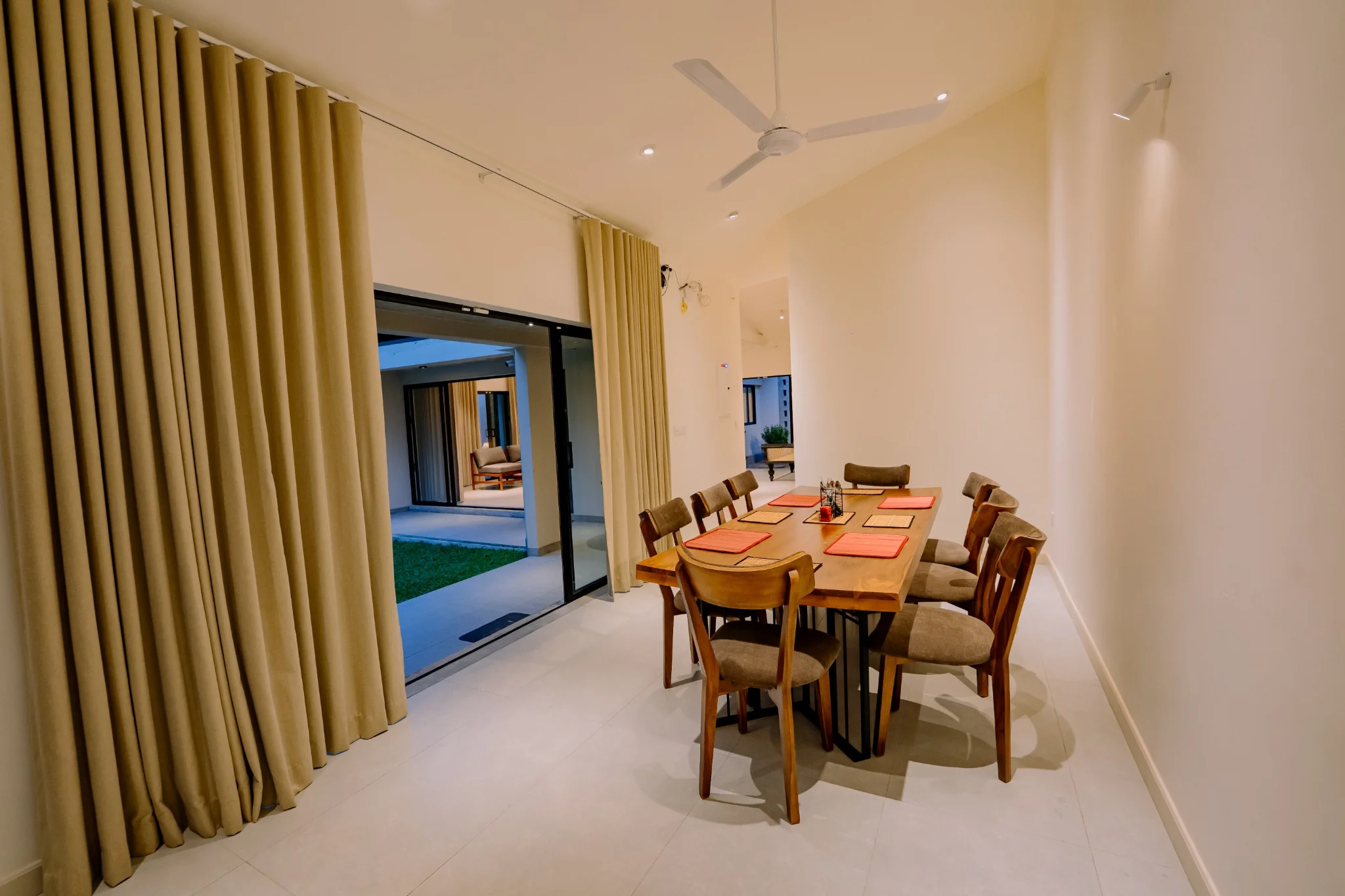 Dining pavilion connected to courtyard